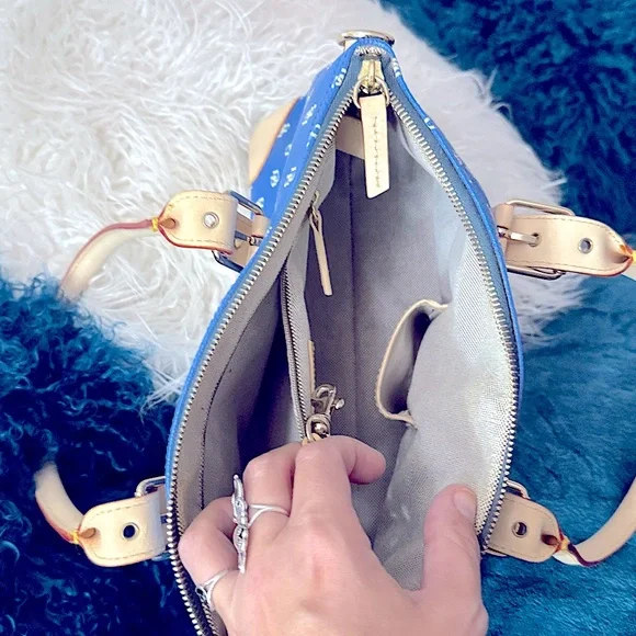 Y2K Dooney & Bourke Vintage Leather shoulder  bag Blue Cream monogram NEARLY NEW - Picture 12 of 17